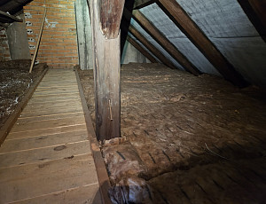 Zateplení stropu bytového domu pomocí foukané izolace